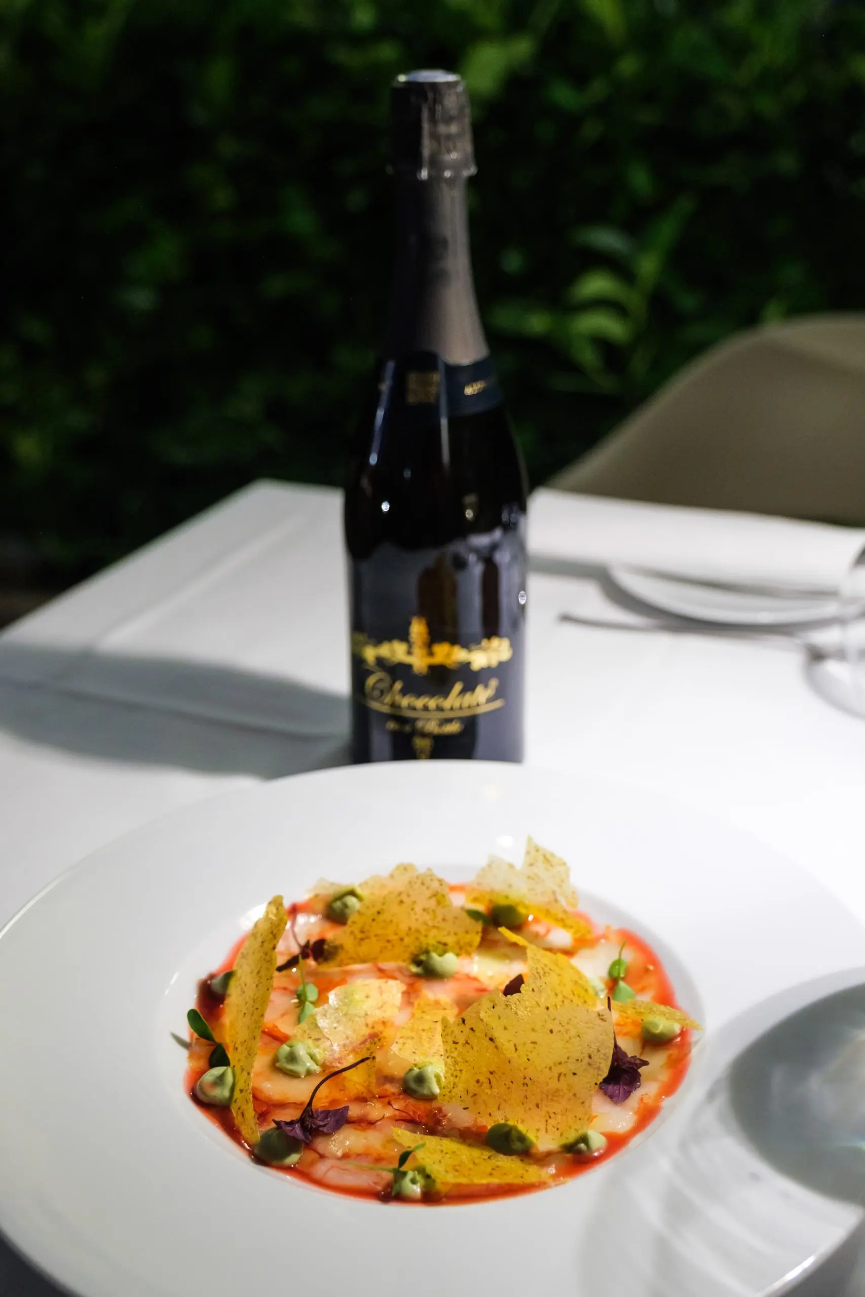 Sizilianisches Carpaccio aus roten Garnelen mit Guacamole, Granatapfelsauce und knuspriger Polenta